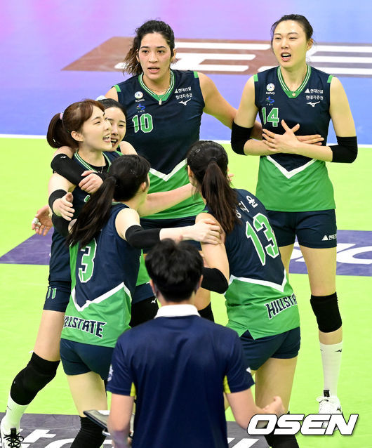 8일 오후 경기도 수원 실내체육관에서 ‘도드람 2021-2022 V-리그’ 여자부 현대건설과 한국도로공사의 경기가 열렸다.듀스 접전 끝에 3세트를 가져간 현대건설 선수들이 기뻐하고 있다. 2022.01.08 / dreamer@osen.co.kr