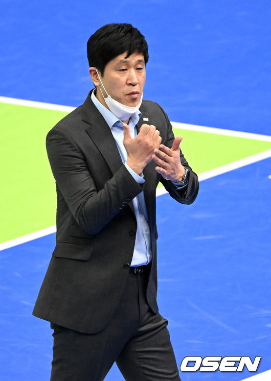 1세트, 한국도로공사 김종민 감독이 벤치 코치진과 터치아웃 관련 대화를 나누고 있다. 2022.01.08 / dreamer@osen.co.kr