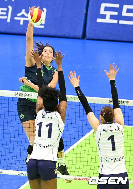 8일 오후 경기도 수원 실내체육관에서 ‘도드람 2021-2022 V-리그’ 여자부 현대건설과 한국도로공사의 경기가 열렸다.1세트, 현대건설 야스민이 공격을 시도하고 있다. 2022.01.08 / dreamer@osen.co.kr