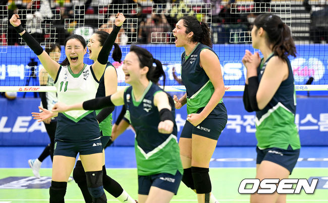 경기 종료 직후 승리한 현대건설 선수들이 기뻐하고 있다. 2022.01.08 / dreamer@osen.co.kr