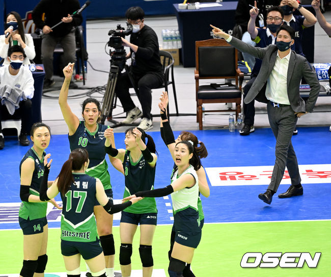 8일 오후 경기도 수원 실내체육관에서 ‘도드람 2021-2022 V-리그’ 여자부 현대건설과 한국도로공사의 경기가 열렸다.1세트, 현대건설 선수들이 주심에게 터치아웃 상황을 어필하고 있다. 2022.01.08 / dreamer@osen.co.kr