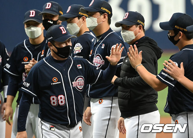 두산 김태형 감독이 선수들과 하이파이브를 하고 있다. /OSEN DB