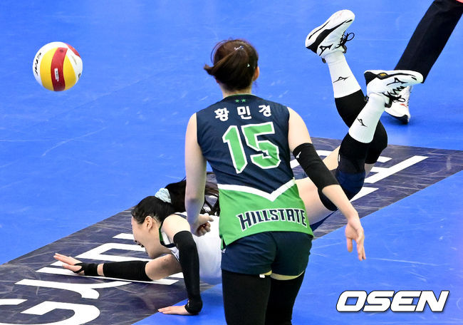 8일 오후 경기도 수원 실내체육관에서 ‘도드람 2021-2022 V-리그’ 여자부 현대건설과 한국도로공사의 경기가 열렸다.3세트, 현대건설 리베로 김주하가 디그를 시도하며 몸을 날리고 있다. 2022.01.08 / dreamer@osen.co.kr