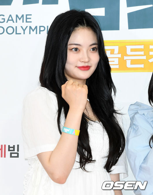 17일 오전 서울 OGN e스타디움에서 CJ ENM 게임채널 OGN 예능프로그램 ‘게임돌림픽 2019 : 골든카드’ 레드카펫 행사가 열렸다.<br /><br />걸그룹 다이아 솜이가 포토타임을 갖고 있다. /sunday@osen.co.kr
