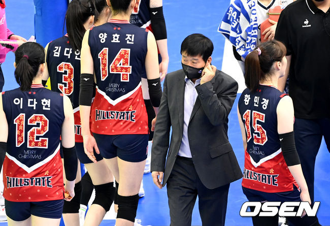 1세트를 내준 IBK기업은행 김호철 감독이 코트를 바꾸고 있다. 2021.12.26 / dreamer@osen.co.kr