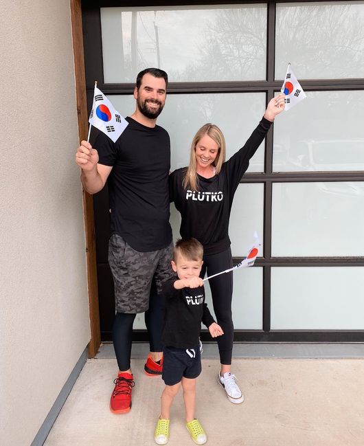 태극기를 들고 있는 아담 플럿코의 가족들. / LG 트윈스 제공