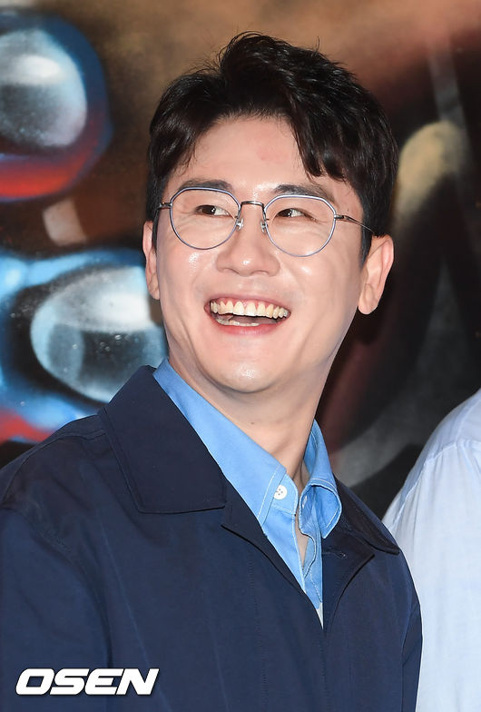 28일 오후 서울 성수동 한 까페에서 드라마 '꼰대인턴' 촬영 현장공개 및 기자간담회가 진행됐다.기자간담회에서 드라마 OST 참여한 미스터트롯 출신 영탁이 미소 짓고 있다 /   soul1014@osen.co.kr