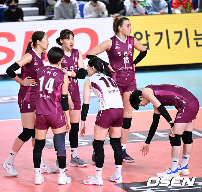 KGC인삼공사 선수들이 비디오 판독 실패에 아쉬워하고 있다. 2022.01.07 /sunday@osen.co.kr