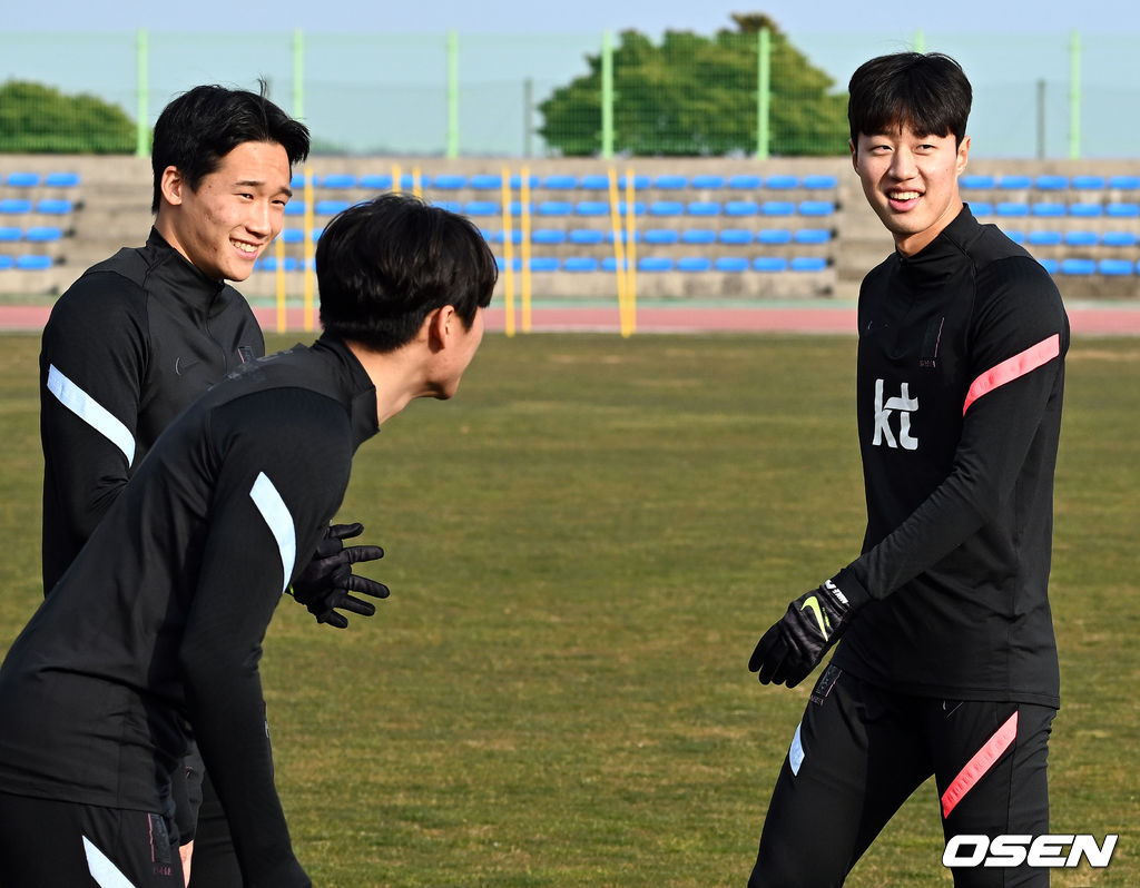 U-23 대표팀 이태석과 정상빈, 김민준이 즐겁게 훈련을 하고 있다.