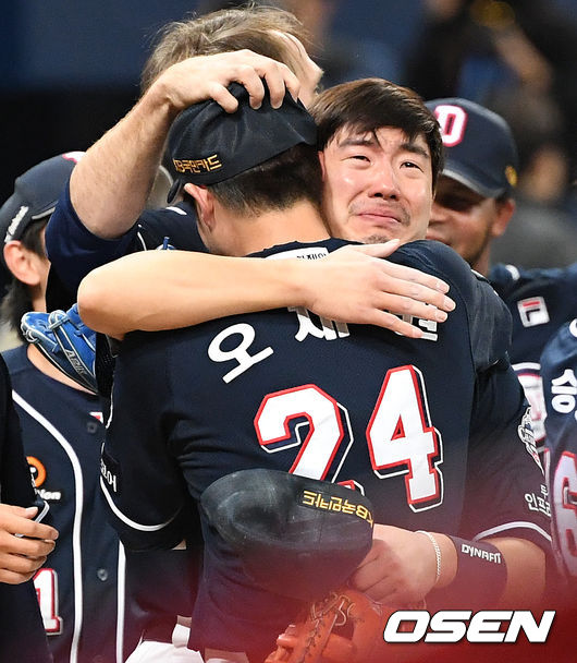 우승을 차지한 두산 김재호와 오재원이 우승의 기쁨을 나누고 있다.  /sunday@osen.co.kr