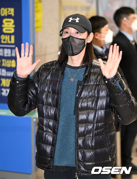 중국 슈퍼리그 상하이에서 뛰었던 김연경이 10일 밤 인천국제공항을 통해 귀국했다. 김연경이 입국장을 나가며 취재진을 향해 손을 흔들고 있다. 2022.01.10 /sunday@osen.co.kr
