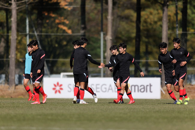 파주트레이닝센터(NFC)/ 남자U-18 대표팀 vs 남자U-17 대표팀/ 연습경기/ (U18 지상욱 득점 당시)정종훈/ 골 세레머니/ 사진 곽동혁