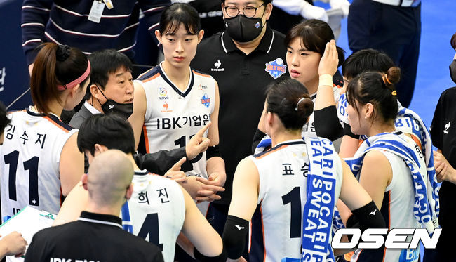 1세트, IBK기업은행 김호철 감독과 선수들이 작전타임을 갖고 있다. 2021.12.26 / dreamer@osen.co.kr