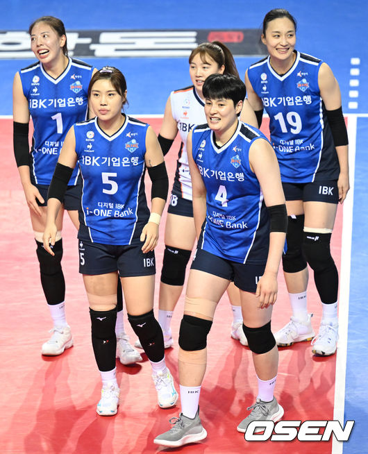 11일 오후 경기도 화성시 화성종합경기타운 실내체육관에서 '2021-2022 도드람 V-리그' 여자부 정규리그 프로배구 IBK기업은행과 현대건설의 경기가 열렸다. IBK 선수들이 3세트를 승리한 뒤 기뻐하고 있다. 2022.01.11 /ksl0919@osen.co.kr