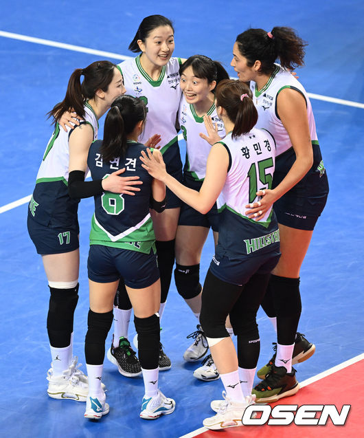 11일 오후 경기도 화성시 화성종합경기타운 실내체육관에서 '2021-2022 도드람 V-리그' 여자부 정규리그 프로배구 IBK기업은행과 현대건설의 경기가 열렸다. 1세트 현대건설 선수들이 득점에 기뻐하고 있다. 2022.01.11 /ksl0919@osen.co.kr