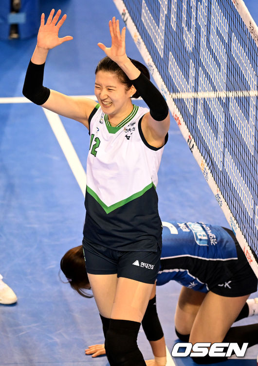 11일 오후 경기도 화성시 화성종합경기타운 실내체육관에서 '2021-2022 도드람 V-리그' 여자부 정규리그 프로배구 IBK기업은행과 현대건설의 경기가 열렸다. 2세트 현대건설 이다현이 득점에 기뻐하고 있다. 2022.01.11 /ksl0919@osen.co.kr