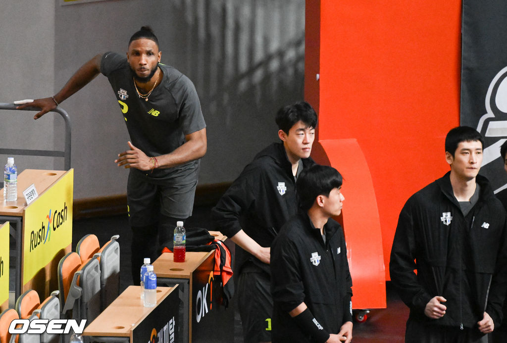 2세트 부상으로 교체 확정된 현대캐피탈 히메네즈가 웜업존에서 몸을 풀고 있다. 2022.01.11 / soul1014@osen.co.kr