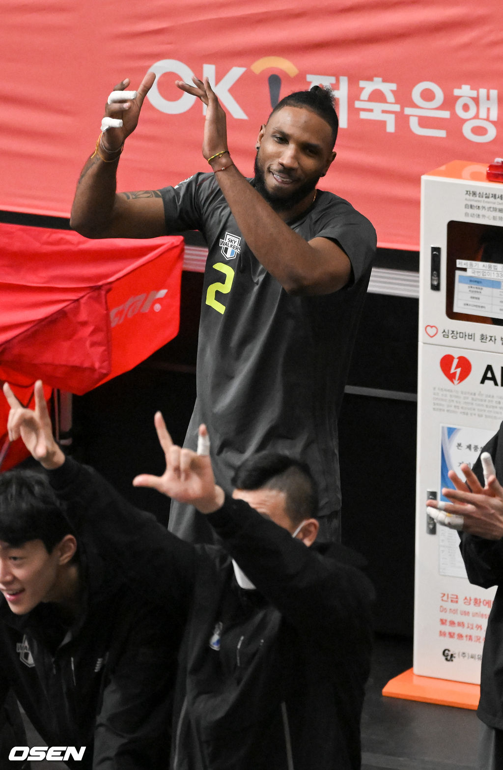 부상으로 교체 확정된 현대캐피탈 히메네즈가 동료들을 응원하고 있다. 2022.01.11 / soul1014@osen.co.kr