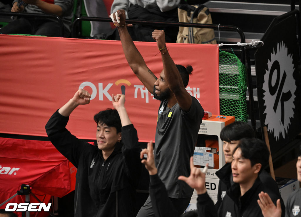 부상으로 교체 확정된 현대캐피탈 히메네즈가 동료들을 응원하고 있다. 2022.01.11 / soul1014@osen.co.kr