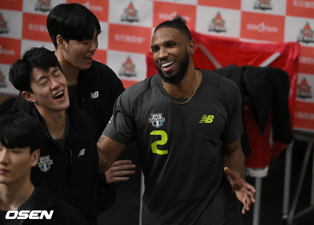 부상으로 교체 확정된 현대캐피탈 히메네즈가 동료들과 웜업존에서 이야기를 나누며 미소 짓고 있다. 2022.01.11 / soul1014@osen.co.kr