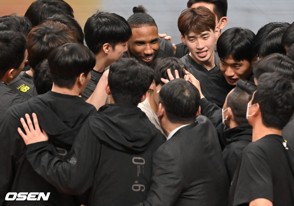 경기종료 후 현대캐피탈 히메네스가 동료들과 승리의 기쁨을 나누고 있다. 2022.01.11 / soul1014@osen.co.kr