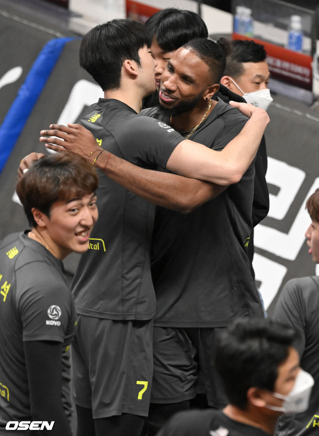 경기종료 후 마지막 경기를 마친 히메네스가 허수봉과 포옹을 하고 있다. 2022.01.11 / soul1014@osen.co.kr