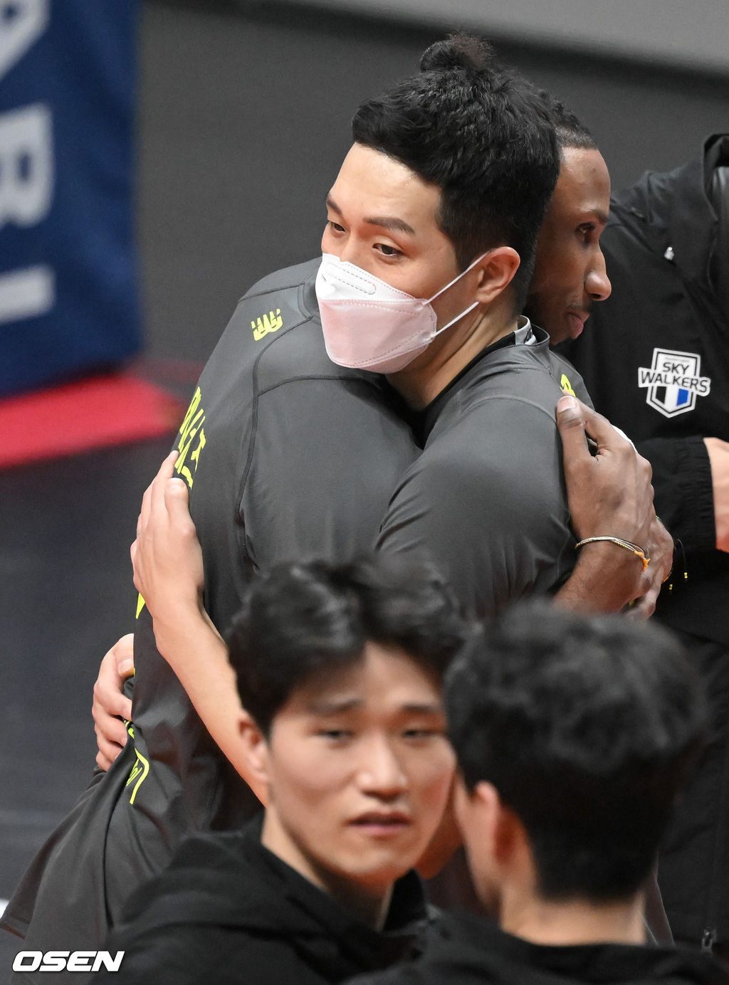 경기종료 후 현대캐피탈 최민호가 부상으로 교체 확정된 히메네스와 포옹을 하고 있다. 2022.01.11 / soul1014@osen.co.kr