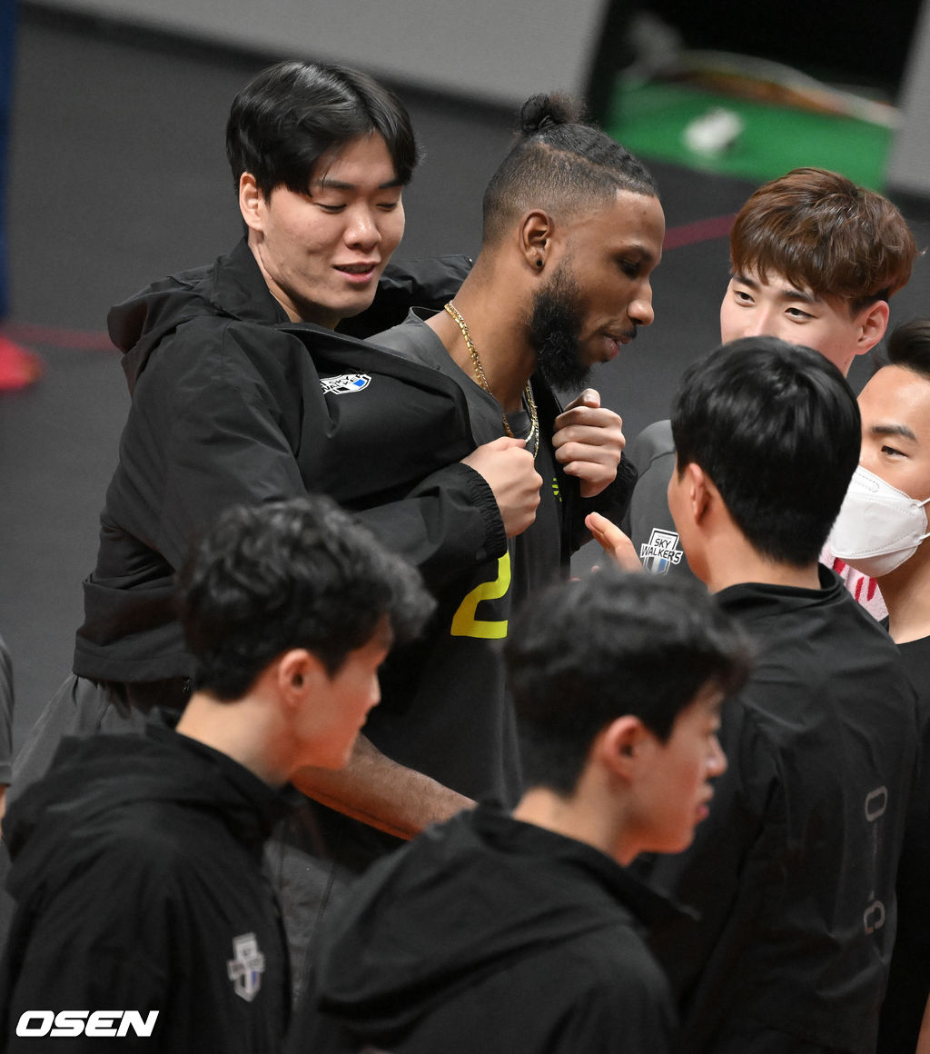 경기종료 후 현대캐피탈 송원근이 부상으로 교체 확정된 히메네스에게 옷으로 감싸며 아쉬워하고 있다. 2022.01.11 / soul1014@osen.co.kr