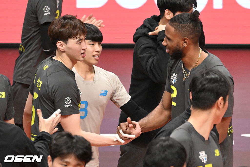 경기종료 후 현대캐피탈 히메네스가 김선호, 김명관과 인사를 하고 있다. 2022.01.11 / soul1014@osen.co.kr