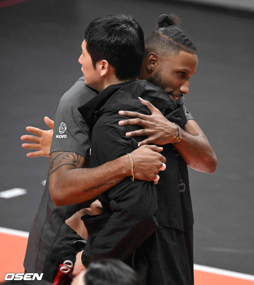 경기종료 후 부상으로 팀을 떠나는 히메네스가 문성민과 인사를 나누고 있다. 2022.01.11 / soul1014@osen.co.kr