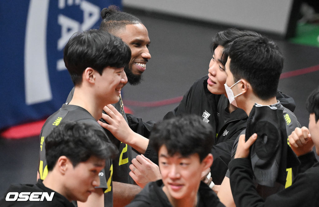 경기종료 후 부상으로 팀을 떠나는 히메네스가 동료들과 인사를 나누고 있다. 2022.01.11 / soul1014@osen.co.kr