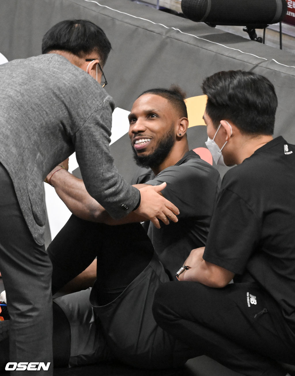 경기종료 후 부상으로 교체 확정된 히메네스가 관계자와 인사를 나누고 있다. 2022.01.11 / soul1014@osen.co.kr