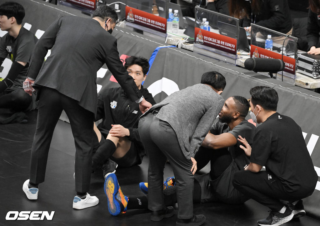 경기종료 후 현대캐피탈 히메네스가 최태웅 감독과 하이파이브를 하며 마지막 인사를 하고 있다. 2022.01.11 / soul1014@osen.co.kr