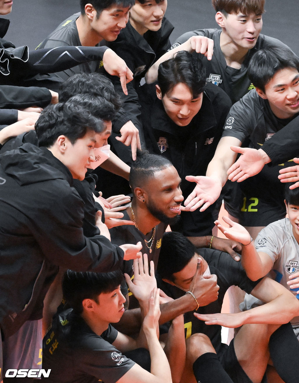 경기종료 후 현대캐피탈 선수들이 부상으로 교체 확정된 히메네스와 마지막 기념사진을 찍고 있다. 2022.01.11 / soul1014@osen.co.kr