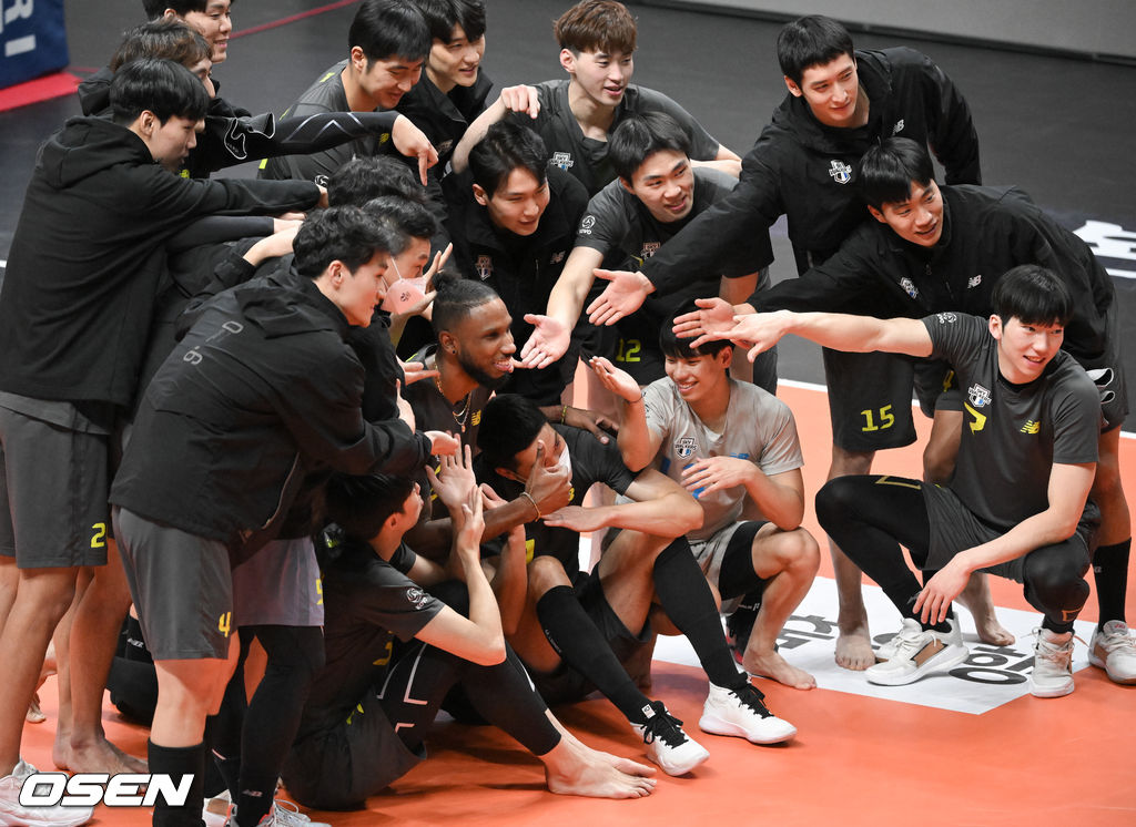 경기종료 후 현대캐피탈 선수들이 왼쪽 허벅지 부상으로 팀을 떠나는 히메네스와 기념 사진을 찍고 있다. 2022.01.11 / soul1014@osen.co.kr