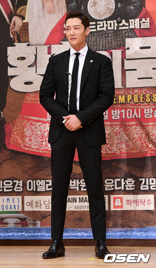 배우 최진혁이 20일 오후 서울 목동 SBS에서 열린 SBS 수목드라마 '황후의 품격' 제작발표회에 참석해 포토타임을 하고 있다. /dreamer@osen.co.kr