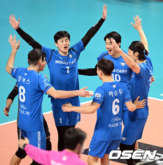 1세트 우리카드 선수들이 득점에 기뻐하고 있다. 2022.01.12 /cej@osen.co.kr
