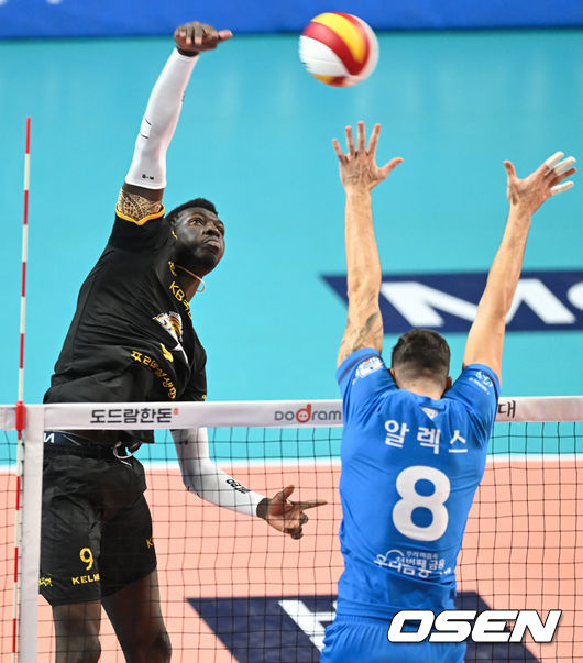 2세트 KB손해보험 케이타가 강타를 하고 있다. 2022.01.12 /cej@osen.co.kr