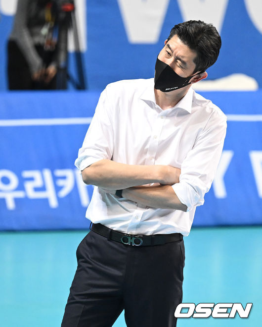 4세트 KB손해보험 후인정 감독이 비디오 판독을 지켜보며 아쉬워하고 있다. 2022.01.12 /cej@osen.co.kr