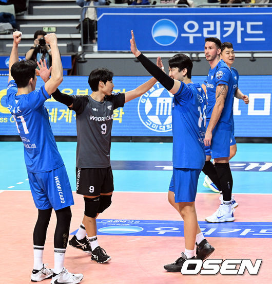 4세트 우리카드 김재휘, 나경복이 득점에 기뻐하고 있다. 2022.01.12 /cej@osen.co.kr