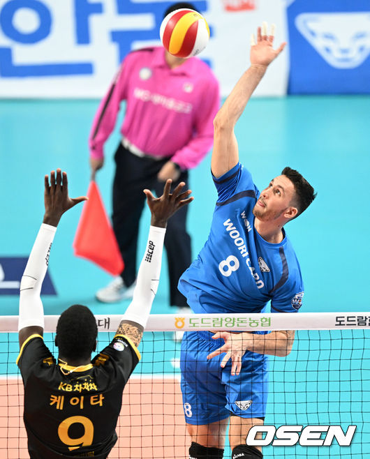 1세트 우리카드 알렉스가 강타를 하고 있다. 2022.01.12 /cej@osen.co.kr