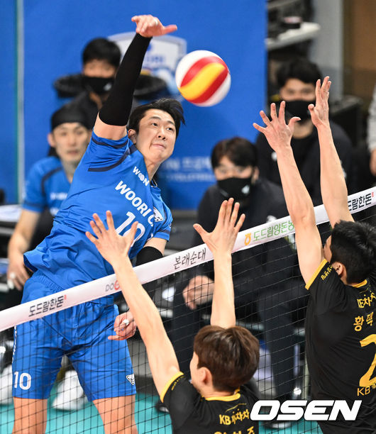 2세트 우리카드 나경복이 강타를 하고 있다. 2022.01.12 /cej@osen.co.kr