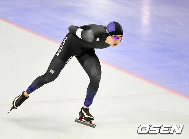9일 오후 서울 노원구 공릉동 태릉선수촌 국제스케이트장에서 ‘SK텔레콤배 제55회 전국남녀종목별 스피드스케이팅 선수권대회’가 열렸다. 이날 경기에서 남자부 5000m 이승훈이 6:44.24로 1위를 기록했다. 남자부 500m는 차민규(35.334), 여자부 500m는 김민선(39.21)이 각각 기록했다.남자부 5000m 이승훈이 질주하고 있다./ksl0919@osen.co.kr