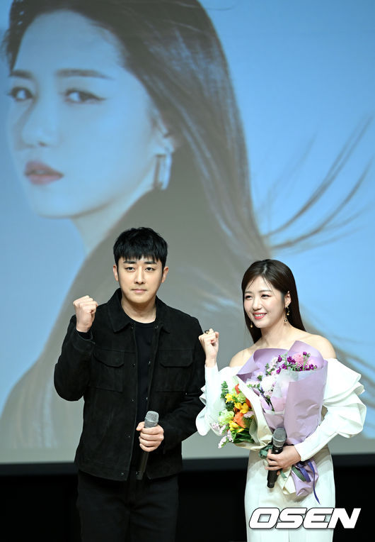 가수 정다경의 쇼케이스를 찾은 배우 손호준이 포토타임을 하고 있다. 2022.01.13 / dreamer@osen.co.kr