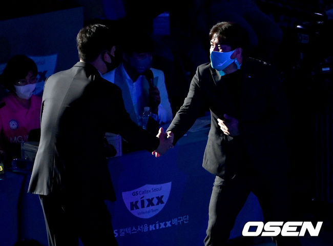 GS칼텍스 차상현 감독(오른쪽)과 인삼공사 이영택 감독이 악수를 나누고 있다. 2021.11.30 /OSEN DB