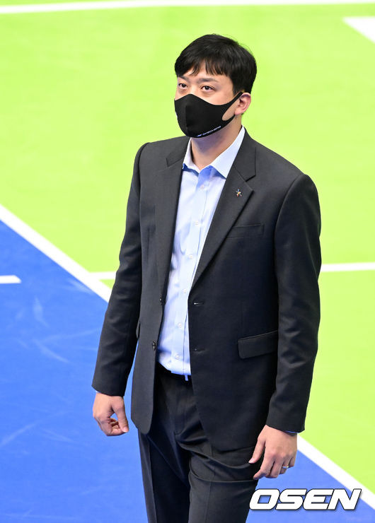 1세트 인삼공사 이영택 감독이 생각에 잠겨 있다. 2022.01.04 /jpnews@osen.co.kr