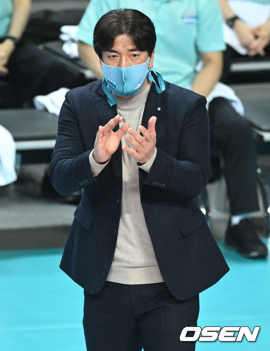 GS 차상현 감독이 득점에 기뻐하고 있다. 2022.01.09 /ksl0919@osen.co.kr