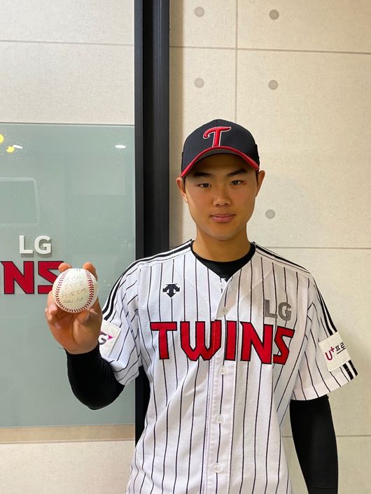 이영빈이 데뷔 첫 안타 기념구를 들고 찍은 사진. / LG 트윈스 제공