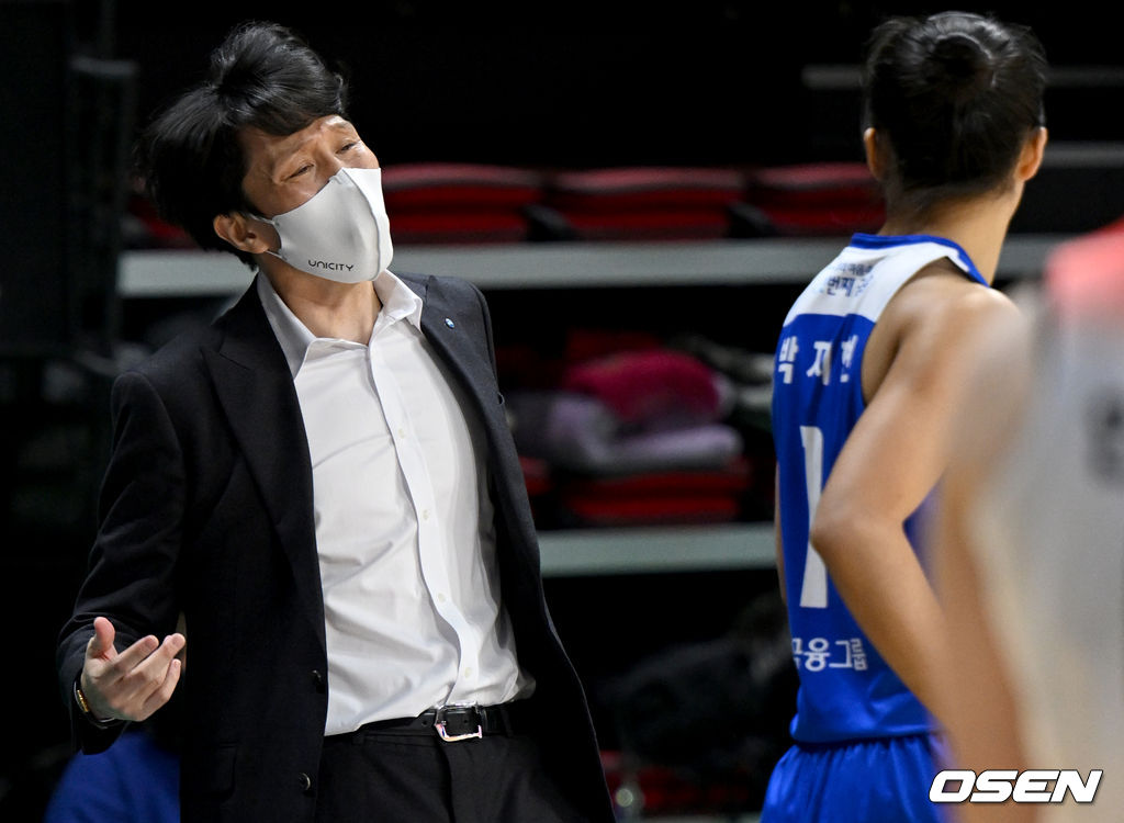 3쿼터, 우리은행 위성우 감독이 박지현에게 지시를 내리고 있다. 2022.01.13 /ksl0919@osen.co.kr