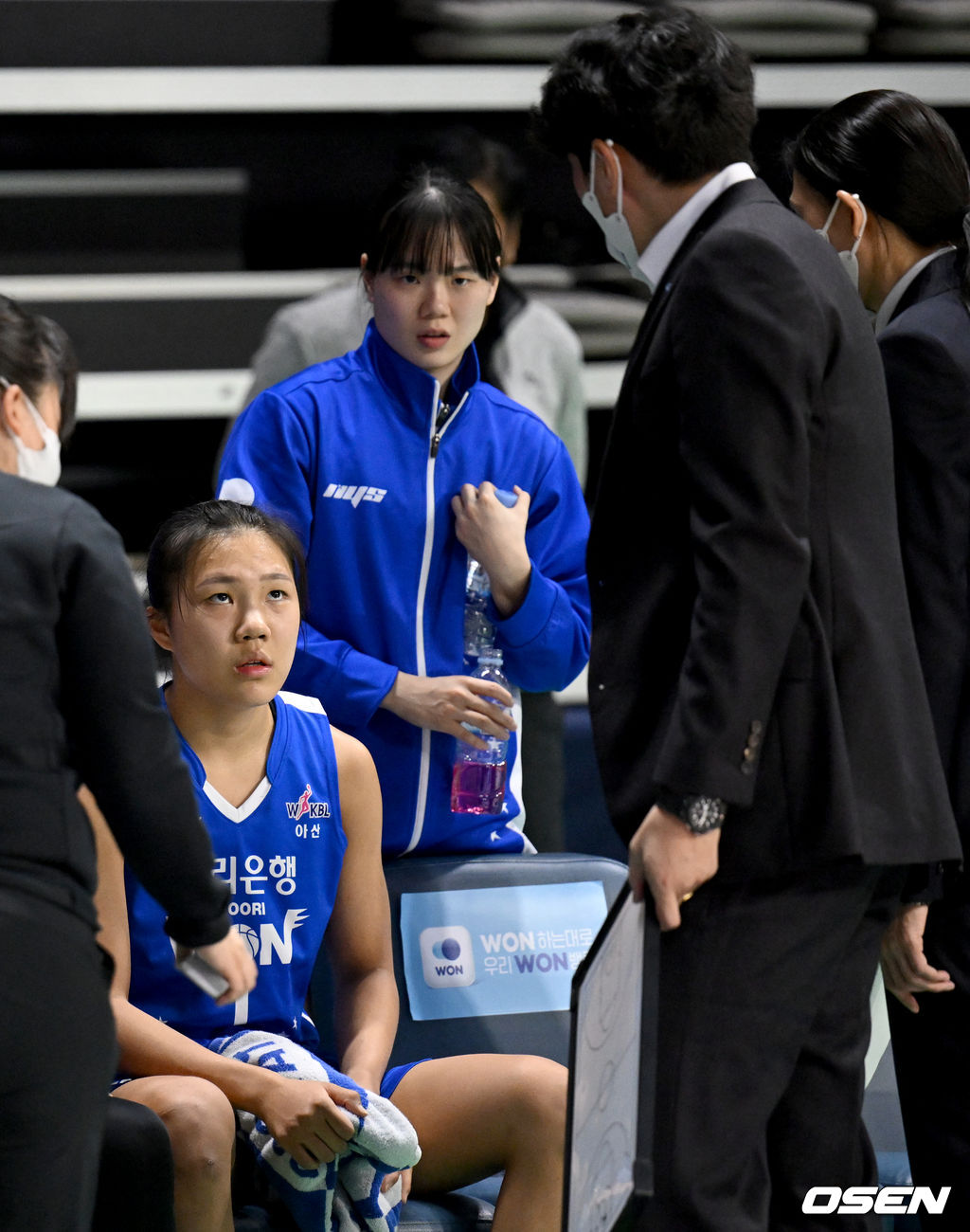 3쿼터, 우리은행 위성우 감독이 박지현에게 지시를 내리고 있다. 2022.01.13 /ksl0919@osen.co.kr